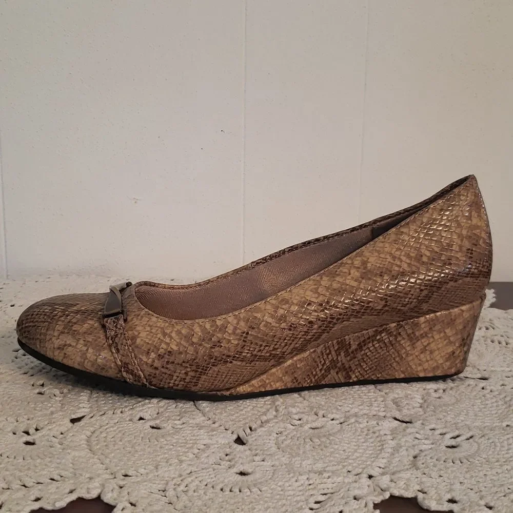 Life Stride Landeo Tan Brown Snakeskin Pattern Comfort Flex Wedges Sz 9.5